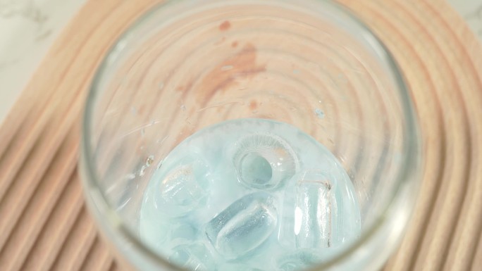 蓝天白云布丁奶冻加入玻璃杯