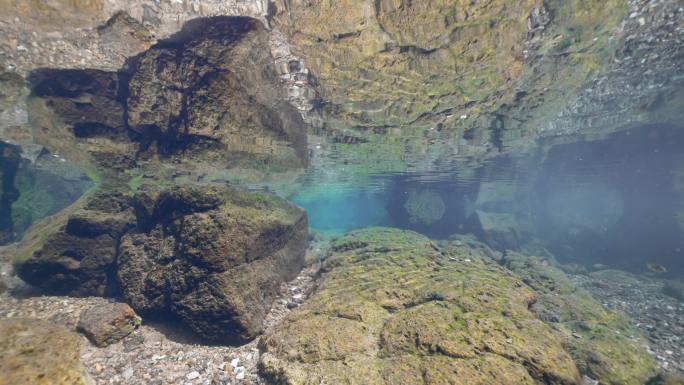 火山湿地清澈泉水