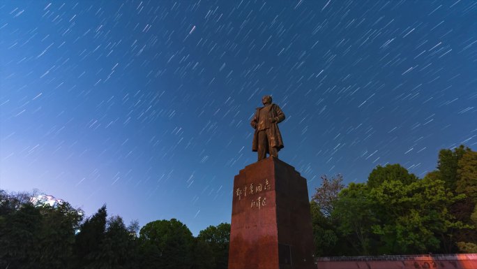 工人运动领袖邓中夏铜像星轨延时