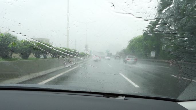 下雨天城市开车 汽车行驶在雨天