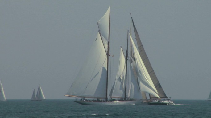帆船赛期间地中海上的旧帆船