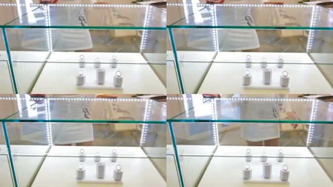 珠宝店订婚戒指的选择