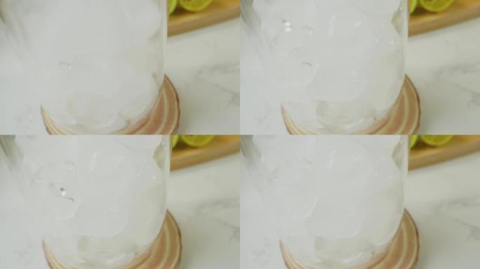 饮料玻璃杯加冰块