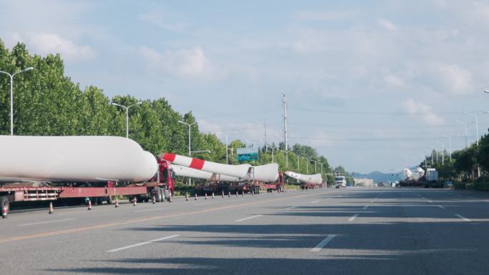 4K停靠在路边的风力发电机扇叶运输车