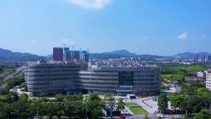 夏日晴天航拍医院建筑外景1/11