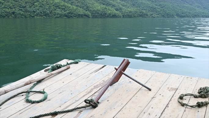 第一视觉拍摄桂林青狮潭湖面上木船向前行驶