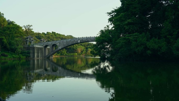 建筑拱桥湖面