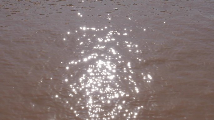 太阳在河面中的反光（升格慢动作）