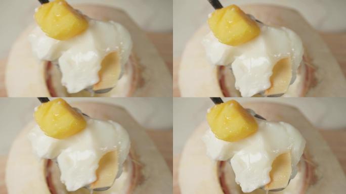 挖一勺美味芒果椰子冻甜品