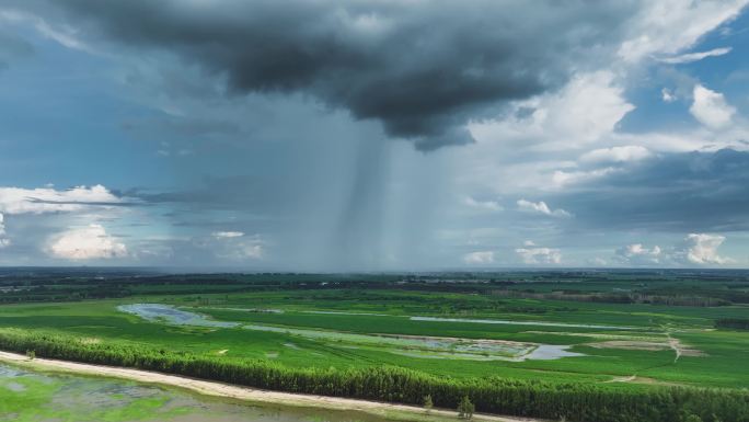 4K下雨云天气变化田野飞机穿云