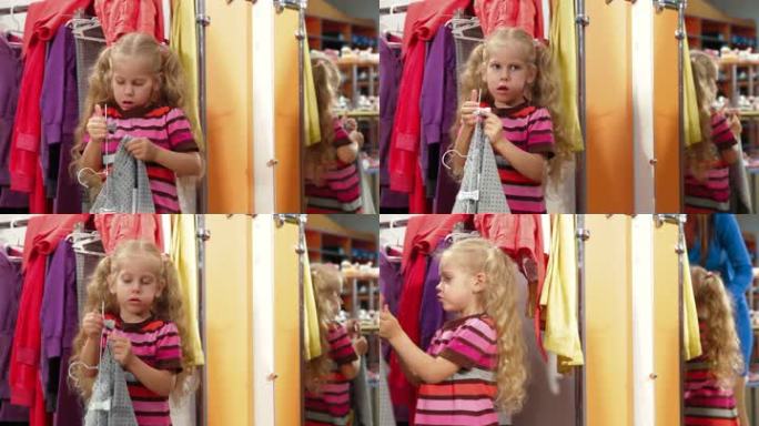 小女孩在服装店试衣间试衣