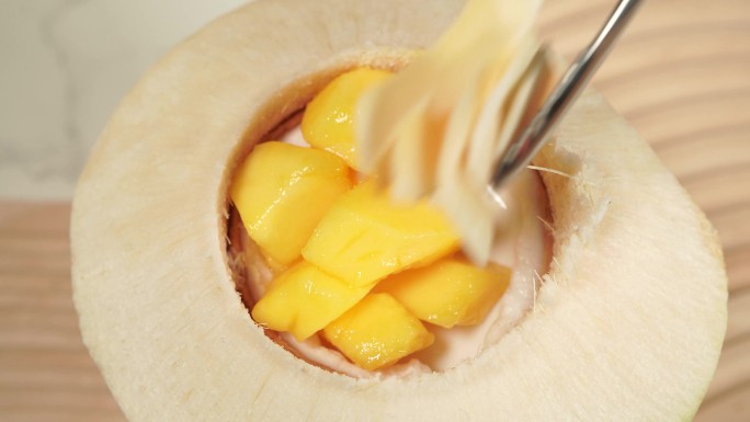 椰子冻加入芒果椰子片