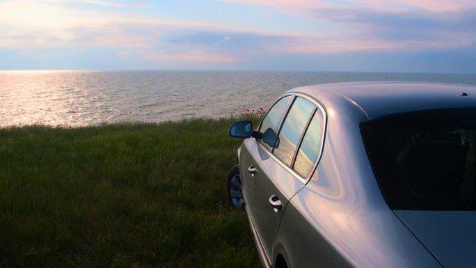 日落时停在海边的汽车，后视图