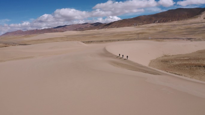 西藏无人区沙漠行走
