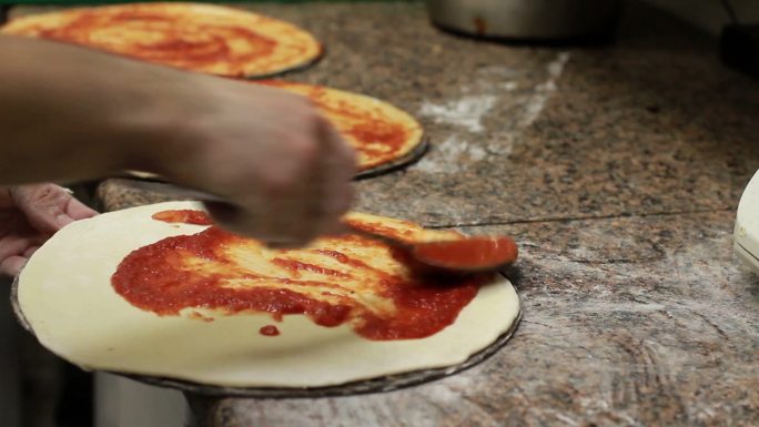 厨师手工制作意大利披萨。
