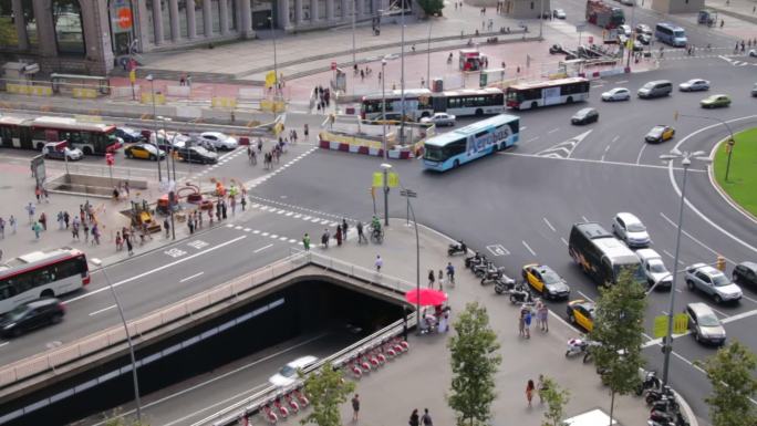巴塞罗那菲拉西班牙广场上的车辆和行人。移动世界大会的主要入口汽车、卡车、摩托车、自行车、公共汽车、出
