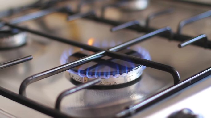 厨房里的火焰炊具。烹饪需要多少汽油。