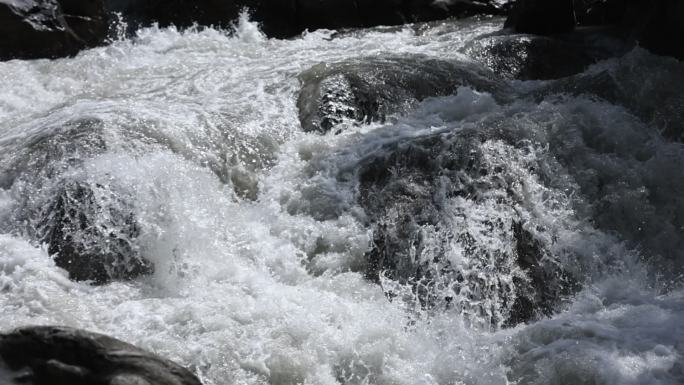 山间河水