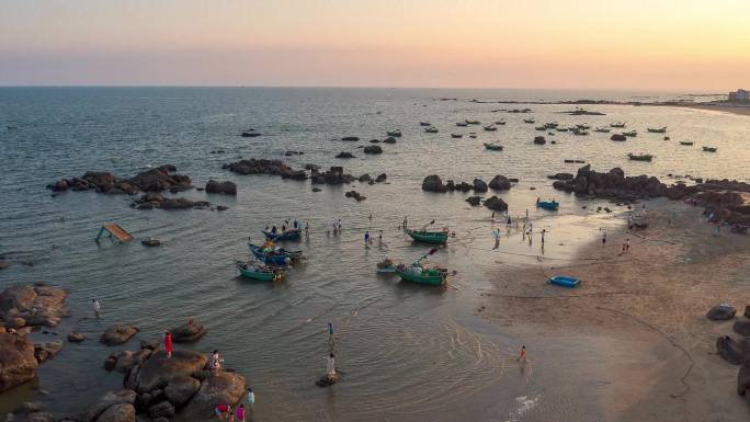 游客在海滩浴场