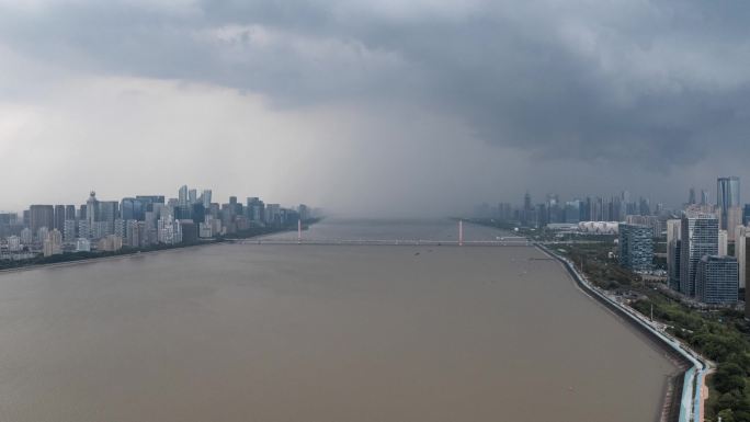 雷阵雨扫过杭州钱塘江延时航拍