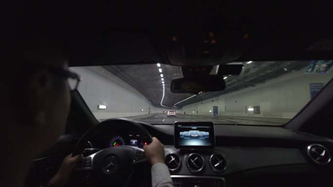 夜晚开车在隧道行驶 8K