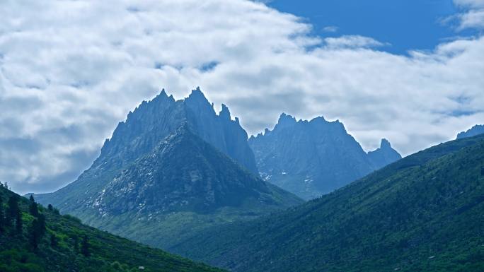 阿坝州莲宝叶则山航拍