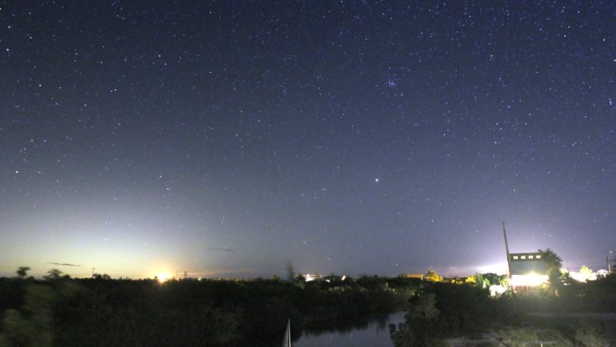 随着时间的推移，佛罗里达群岛的天空中布满了星星，飞机飞过，甚至还有一颗流星。拍摄时间超过2.5小时。