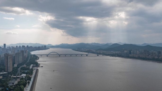 雷阵雨扫过杭州钱塘江延时航拍