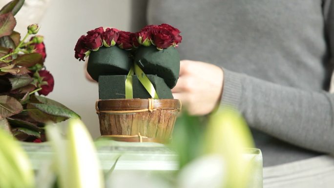 女花商在花店创作心形红玫瑰花束