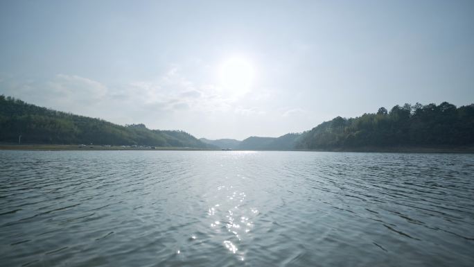 波光粼粼的湖面