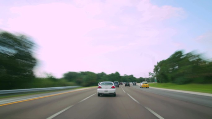 夏季在佛罗里达州高速公路上延时驾驶。随着时间推移，华丽、高能的美国道路。适合作为视频背景。非常适合美