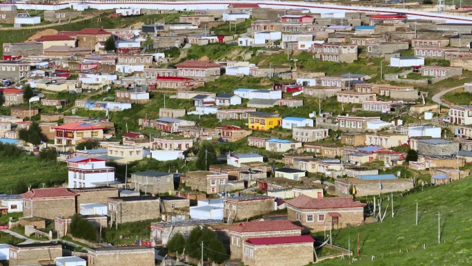 4K正版-长焦视角下塔公草原上的藏族村落