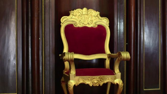古巴哈瓦那大教堂的祭坛上摆放着宗教物品和天主教堂、带有梵蒂冈标志的旧椅子。序列