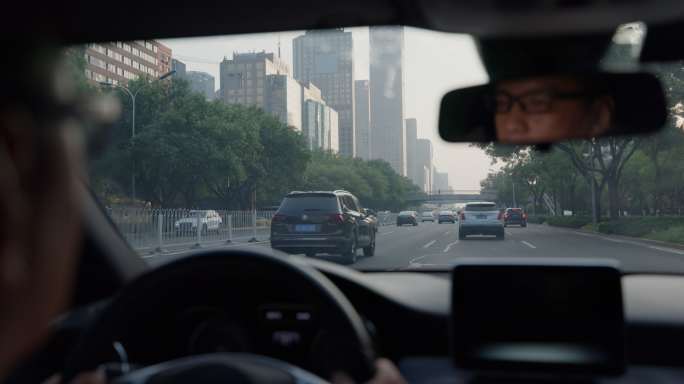 商务人士开车路过北京CBD