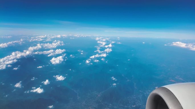 蓝天白云上的飞机发动机云海巡航飞行4K