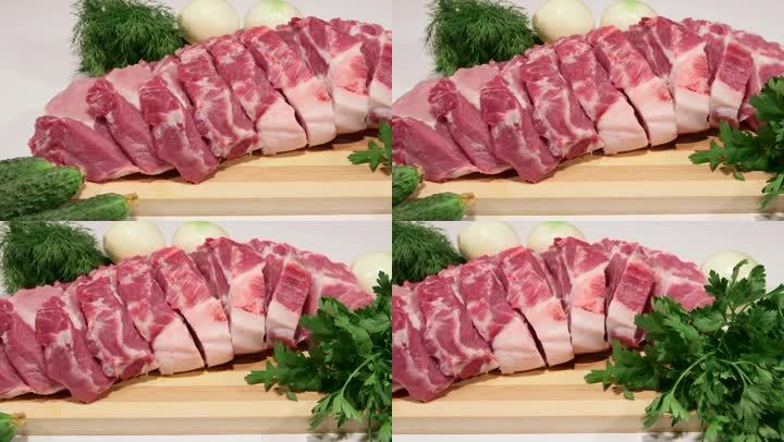 将新鲜猪肉和蔬菜切成薄片放在木制砧板上，特写多莉镜头