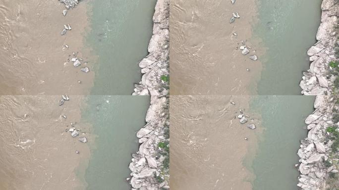 4K正版-俯拍河流水流浅滩沙石 01