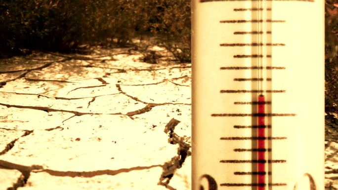 温度计温度快速上升，背景干燥季节地面出现大裂缝