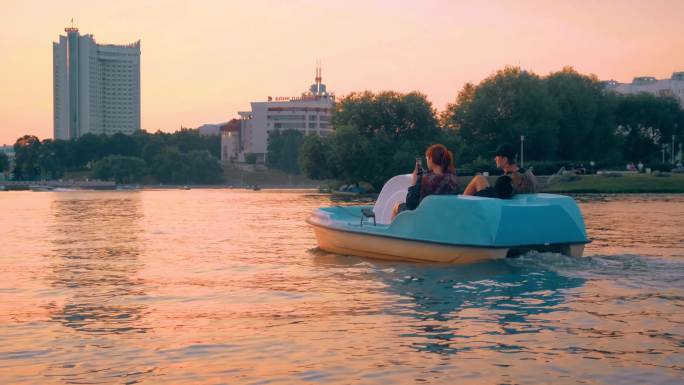 白俄罗斯首都明斯克黄昏下湖面划船休闲娱乐
