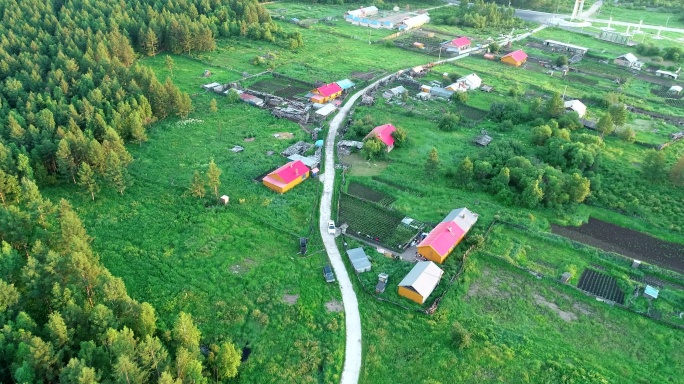 航拍大兴安岭林区山里人家