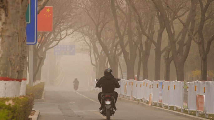 城市雾霾 沙尘暴 环境污染 行人戴口罩