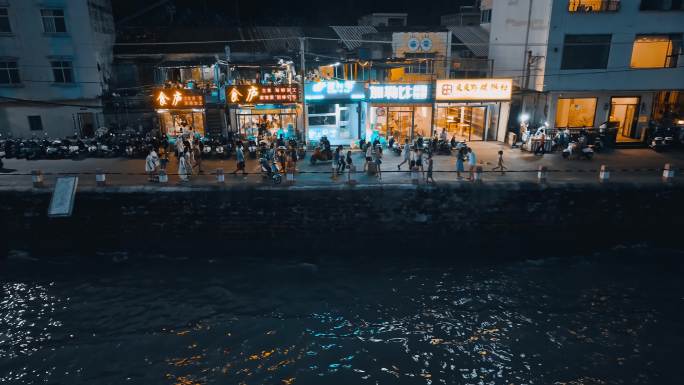 涠洲岛繁华夜景航拍游人街上拥挤往来画面
