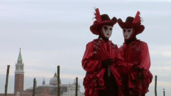 2013年2月12日，身着威尼斯服装的人在威尼斯（意大利）参加威尼斯狂欢节