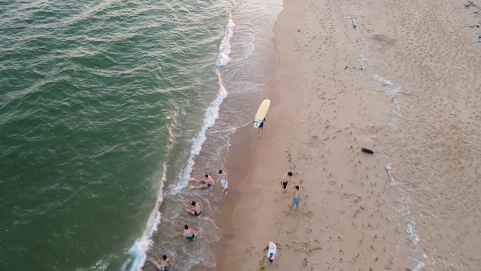 海滩上拿冲浪板的人