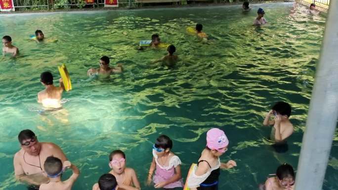 小学生在游泳署假参加少儿游泳游泳训练班