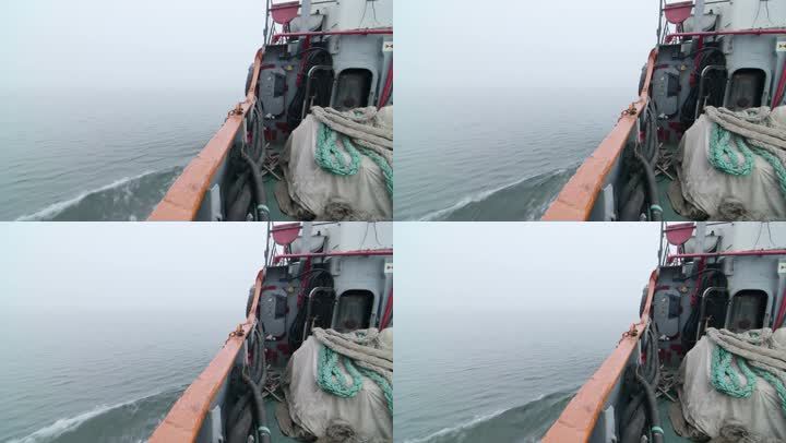 商用渔船在雾蒙蒙的亚速海中前行