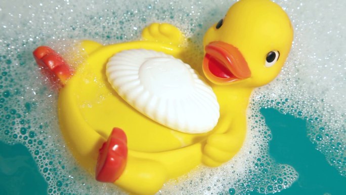 浴室里有橡皮鸭和婴儿肥皂