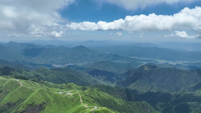 高山草甸蓝天白云航拍