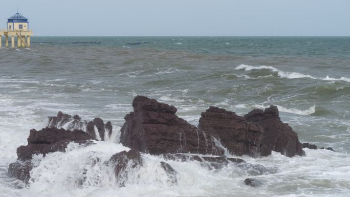 海浪拍岸