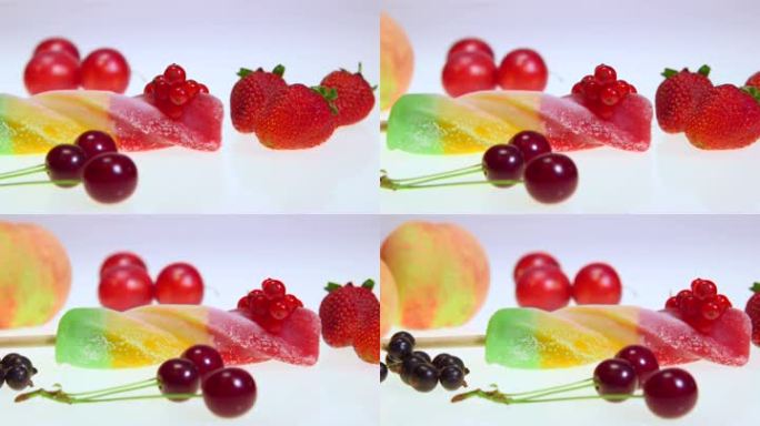多莉：冰淇淋配新鲜水果和浆果
